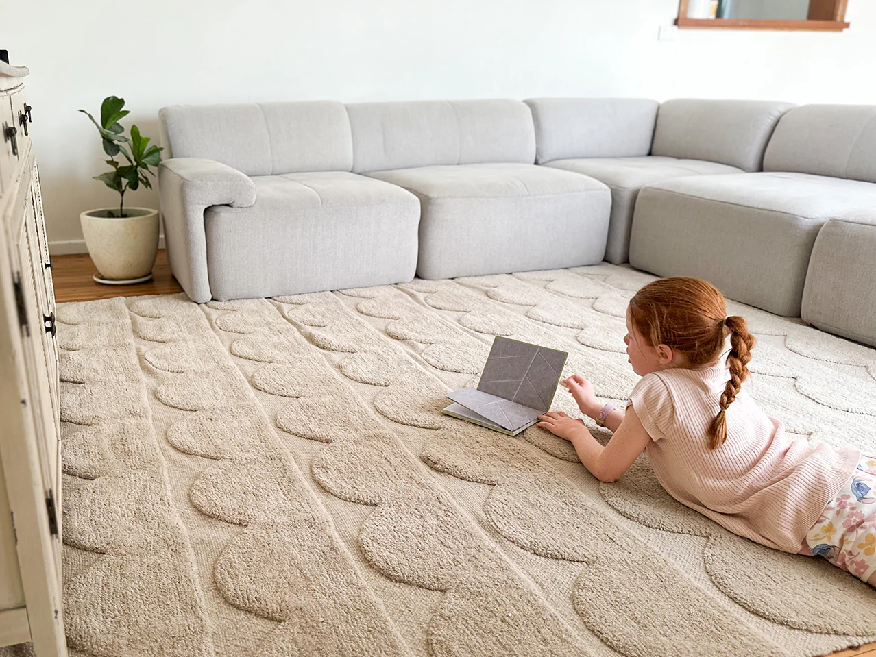 Ajuma Taupe Scallop Washable Wool Rug - Image 3