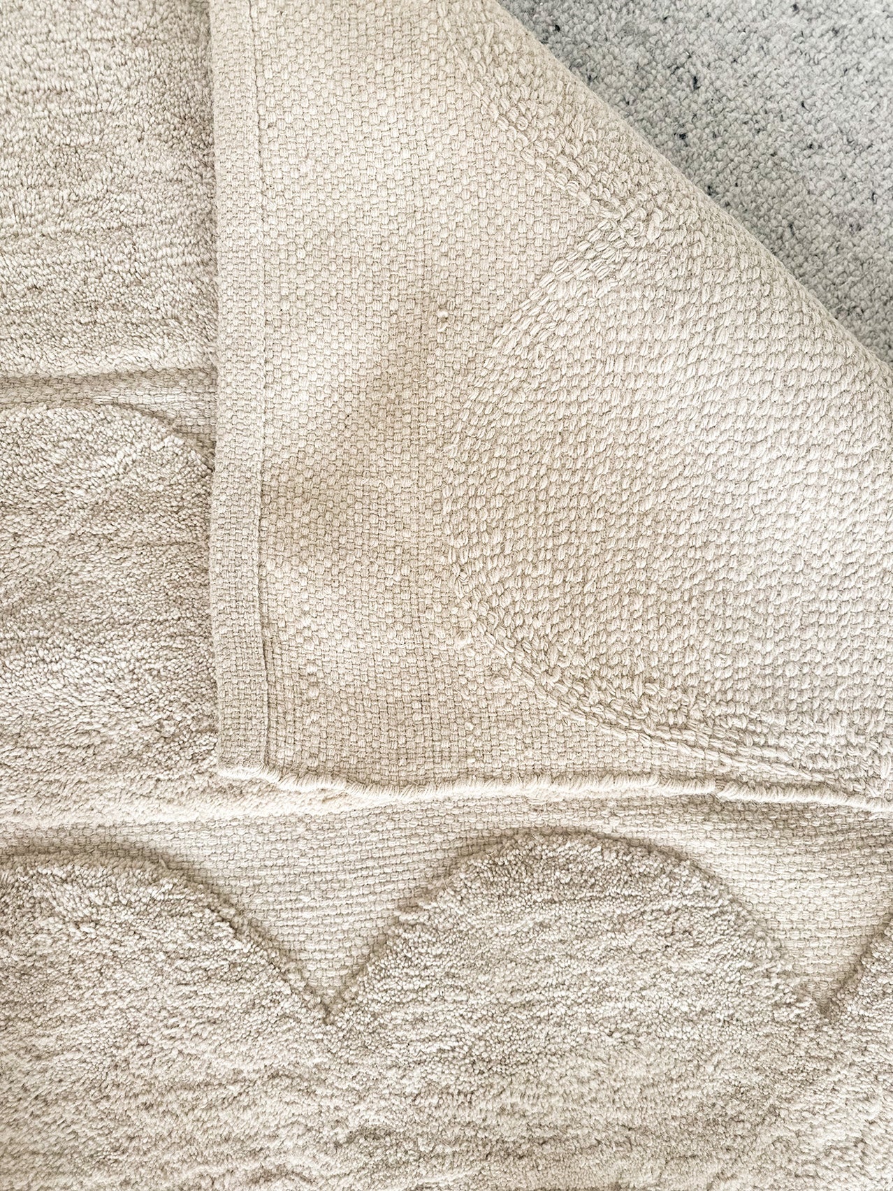 Ajuma Taupe Scallop Washable Wool Rug - Image 6