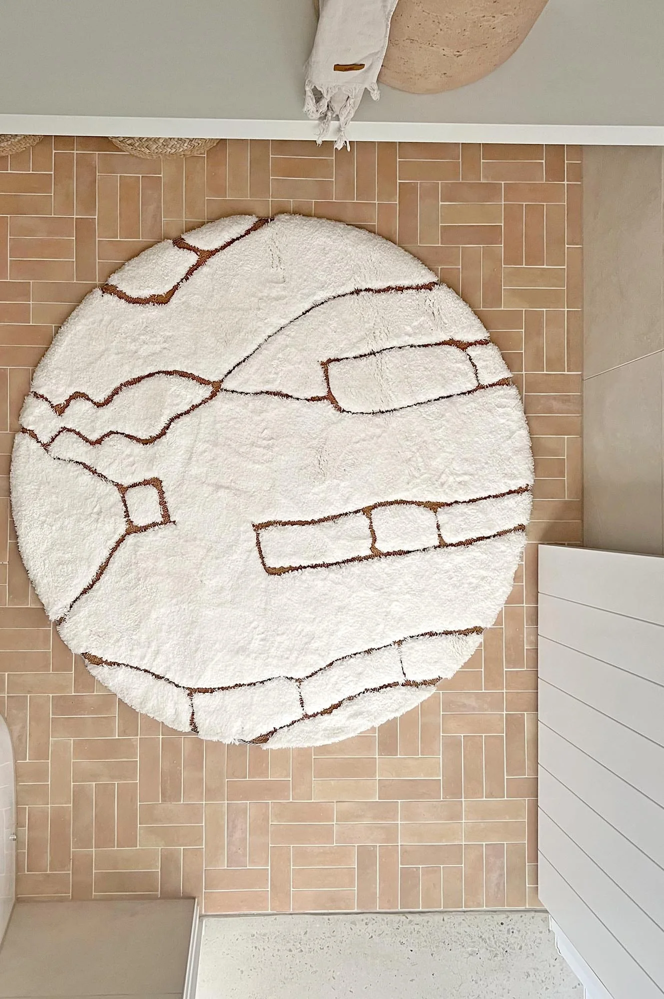 Alayna Cream and Gold Tribal Round Shag Rug - Image 7