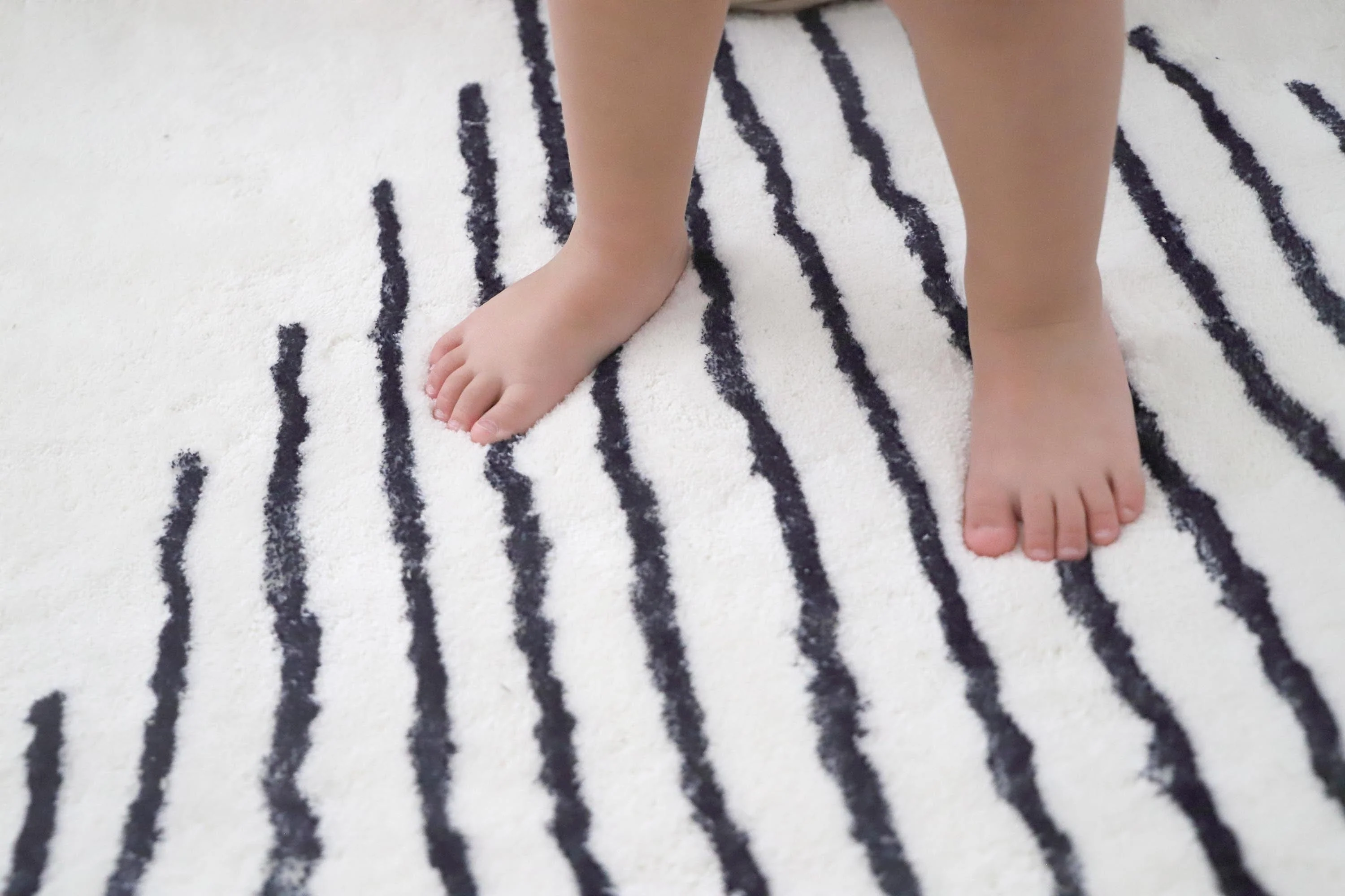 Aldana Black and Cream Tribal Washable Rug - Image 7