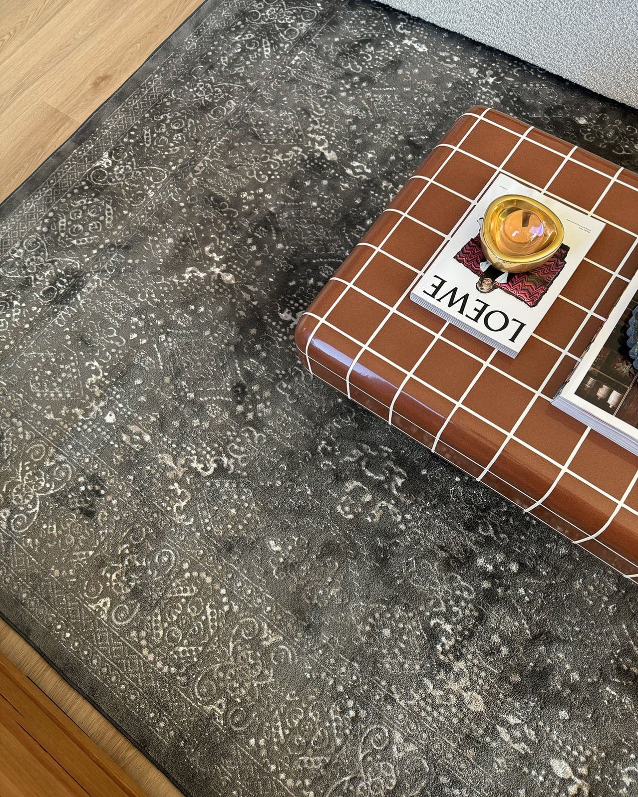 Dalma Charcoal Grey And Ivory Traditional Distressed Rug - Image 3