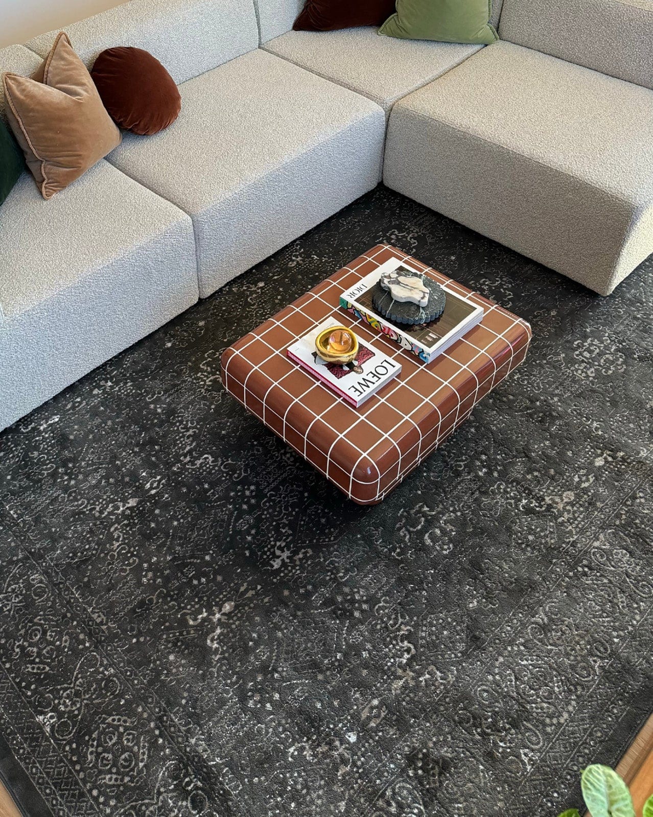 Dalma Charcoal Grey And Ivory Traditional Distressed Rug - Image 4