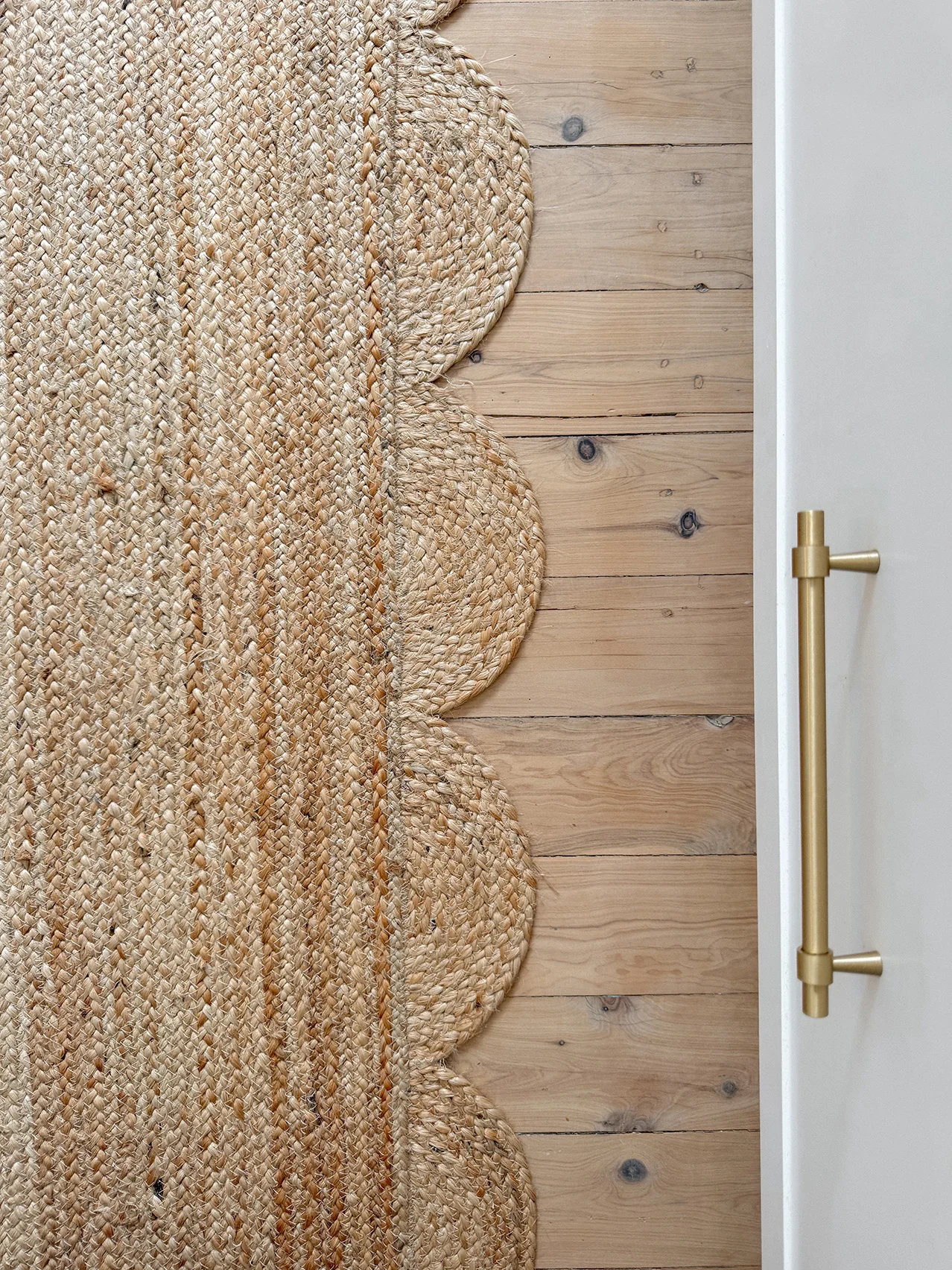 Ejiya Natural Brown Scalloped Jute Runner Rug - Image 5