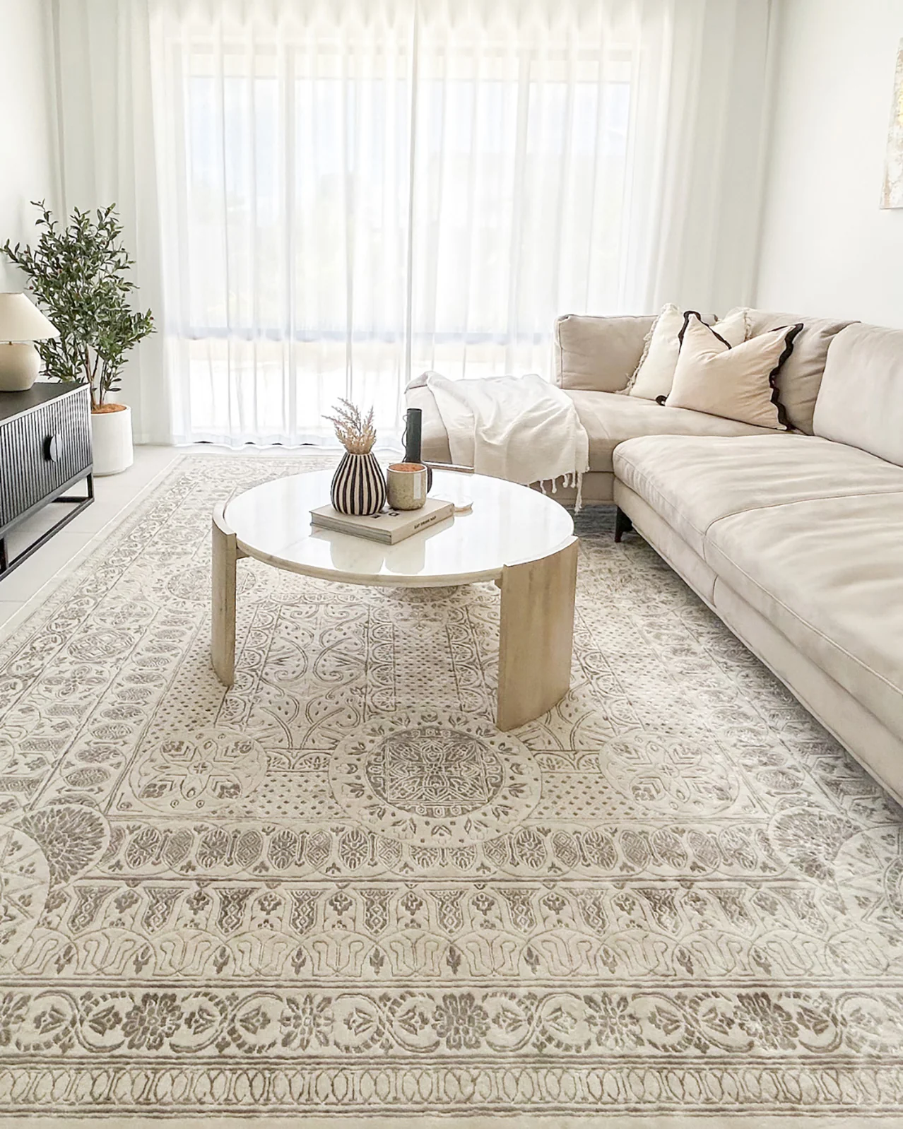 Esmeray Ivory And Grey Traditional Distressed Rug - Image 2