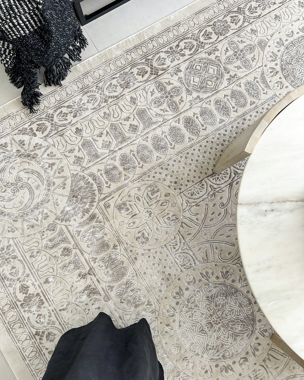 Esmeray Ivory And Grey Traditional Distressed Rug - Image 4
