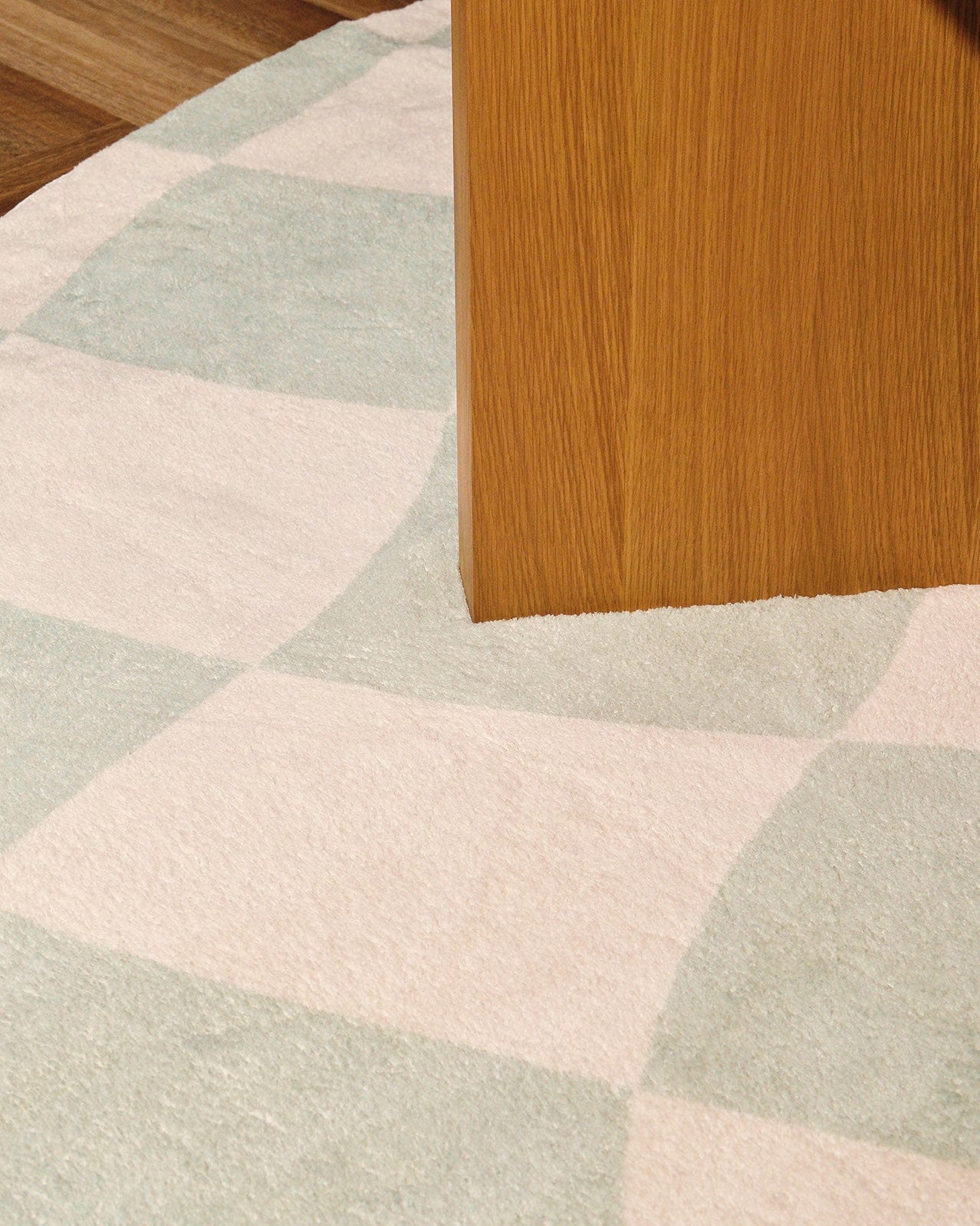 Ilenna Green and Ivory Checkered Washable Round Rug - Image 3