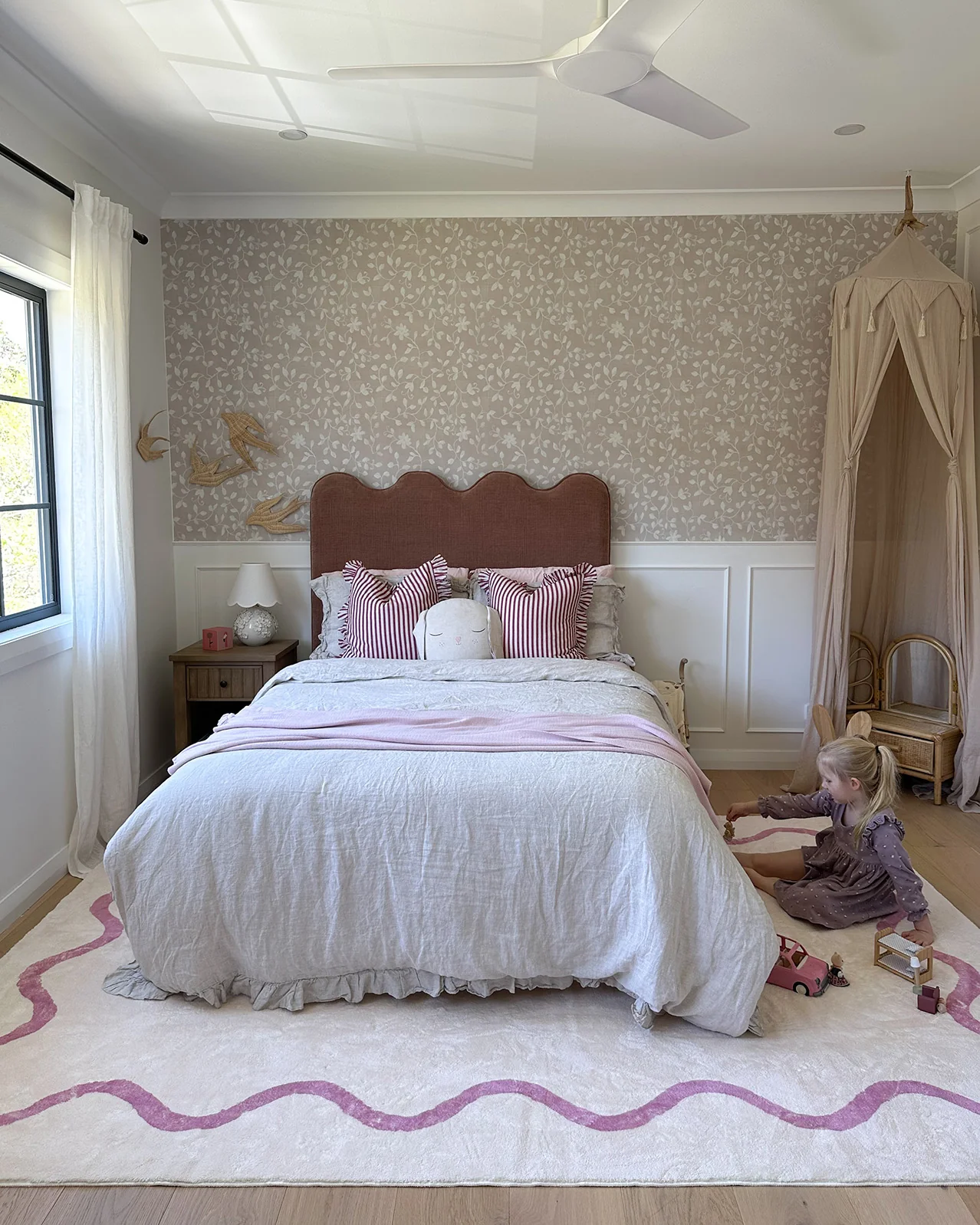 Juliana Pink and Cream Wiggle Bordered Washable Rug - Image 2