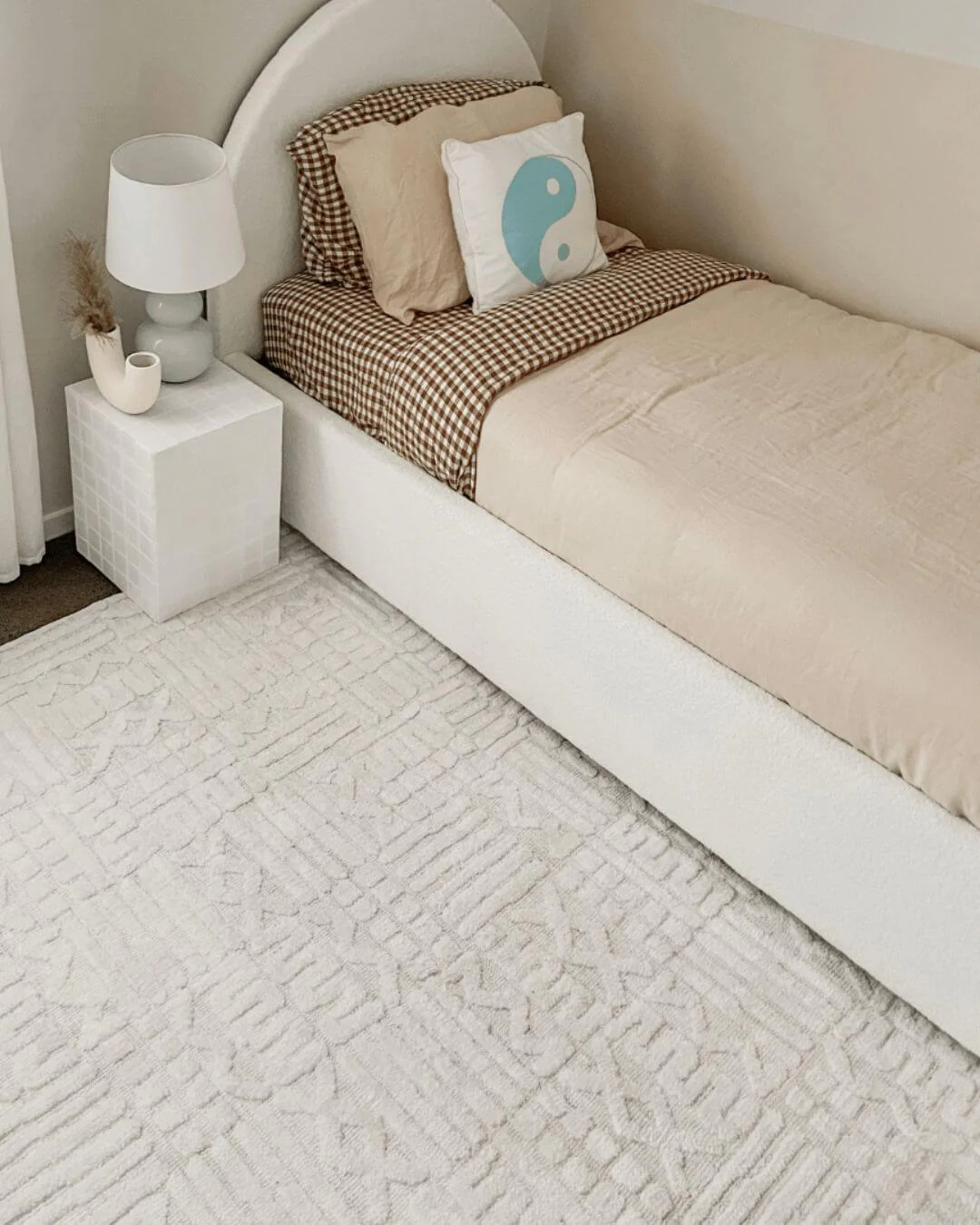 Kalinda Beige and Ivory Geometric Tribal Rug - Image 11