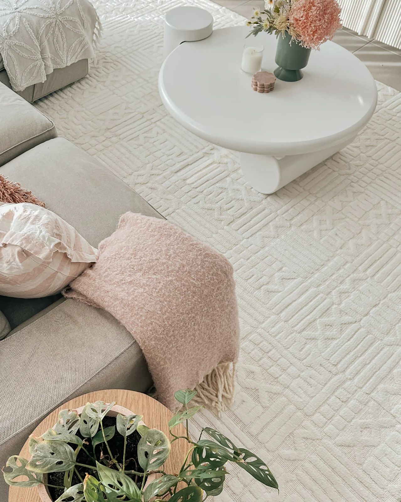 Kalinda Beige and Ivory Geometric Tribal Rug - Image 2
