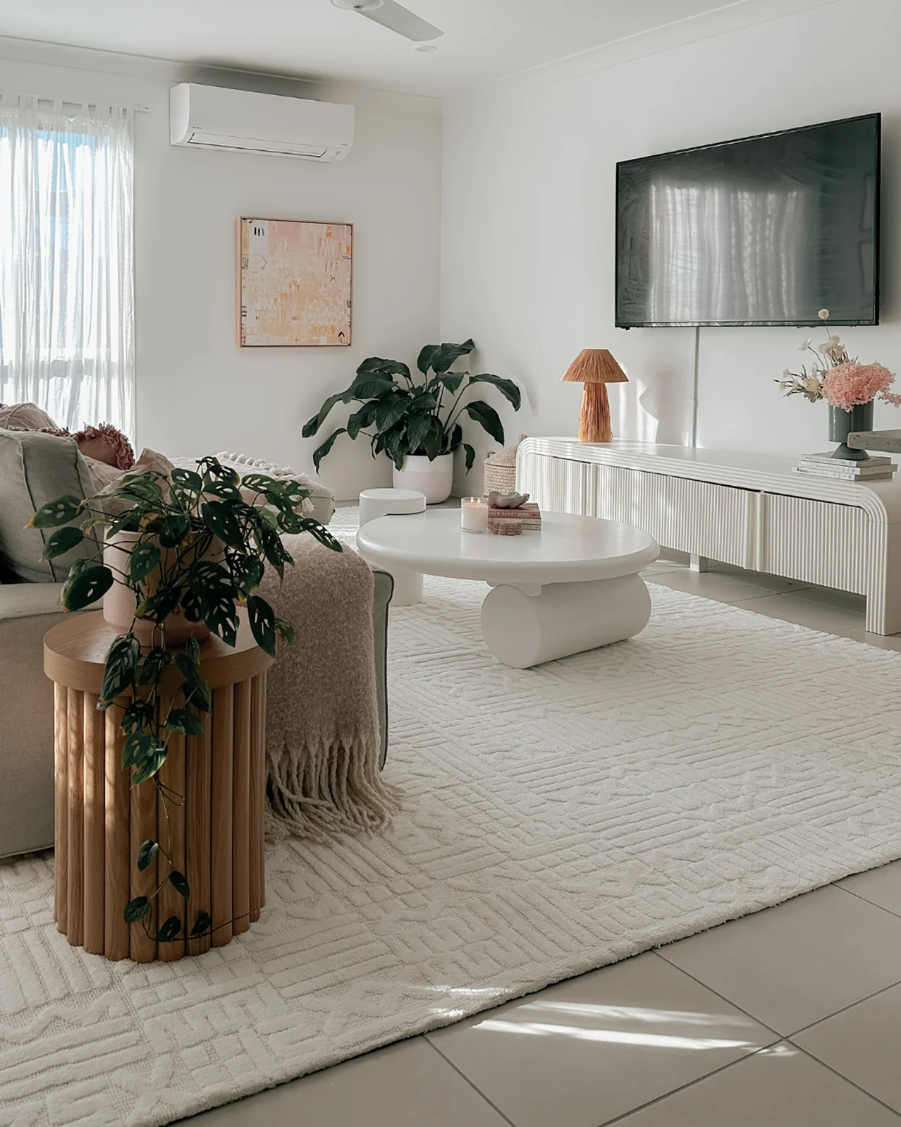 Kalinda Beige and Ivory Geometric Tribal Rug - Image 5