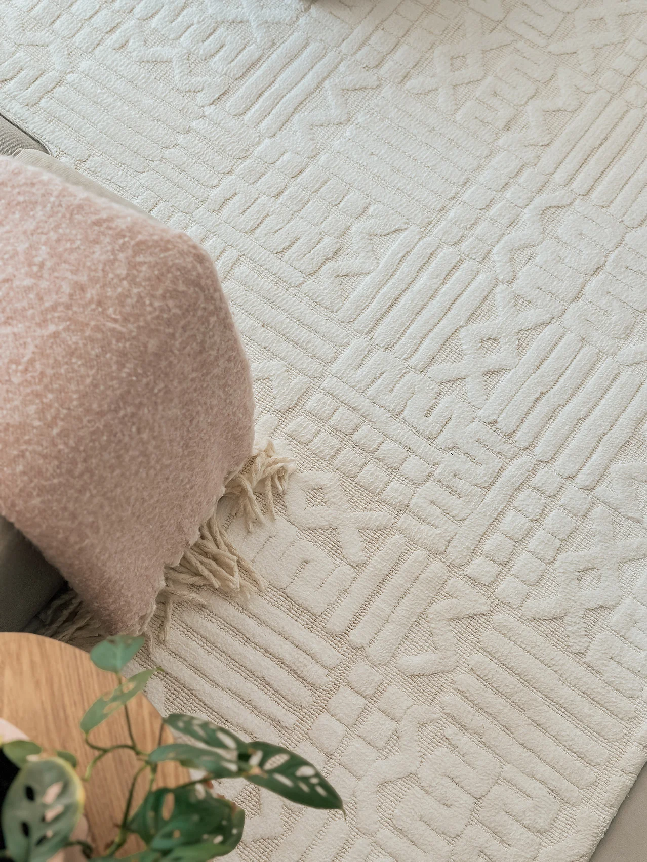 Kalinda Beige and Ivory Geometric Tribal Rug - Image 6