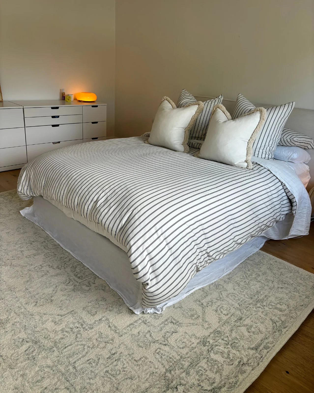 Keena Ivory Gray Medallion Tufted Wool Rug - Image 2