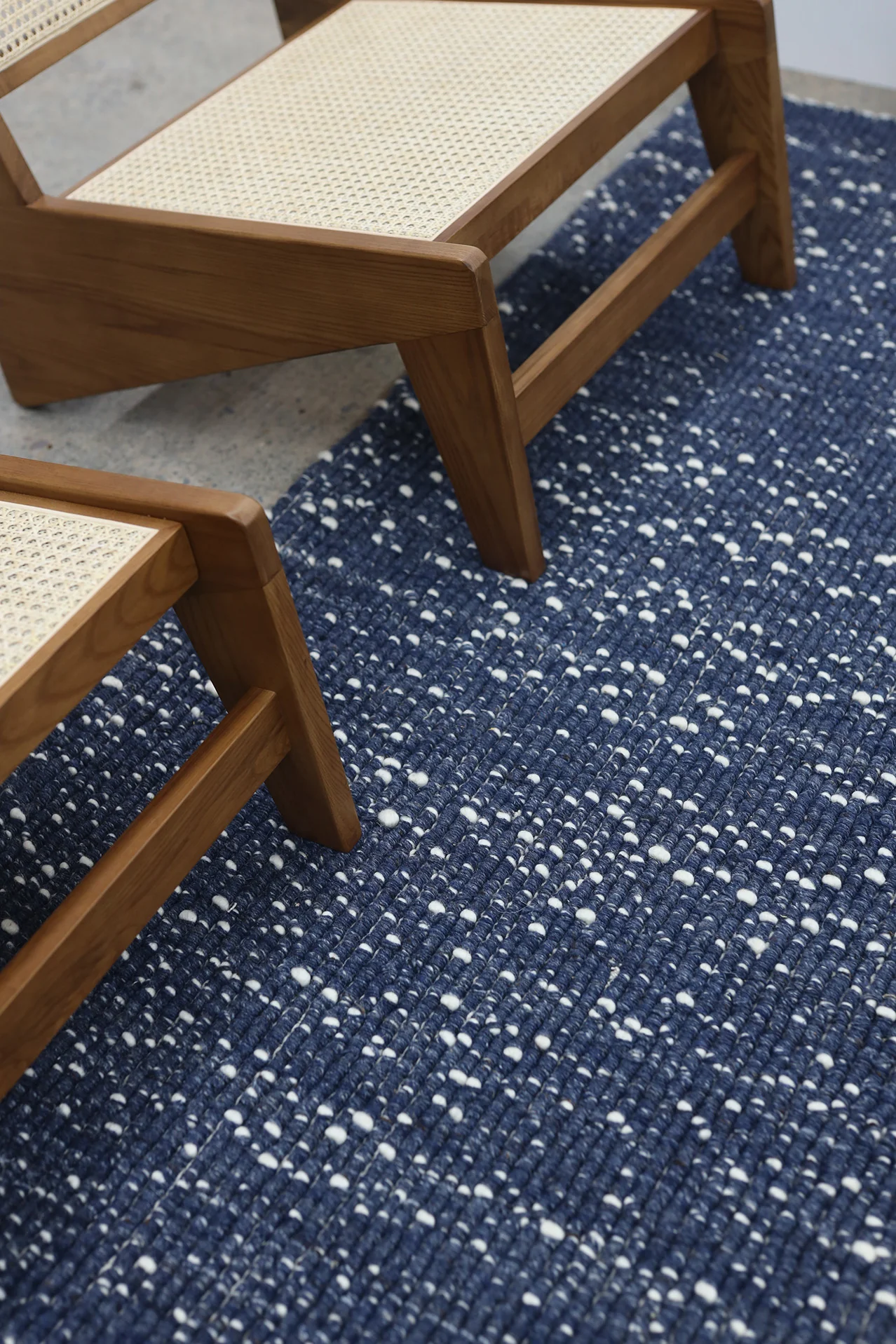 Kendra Navy Blue and Ivory Wool Rug - Image 5