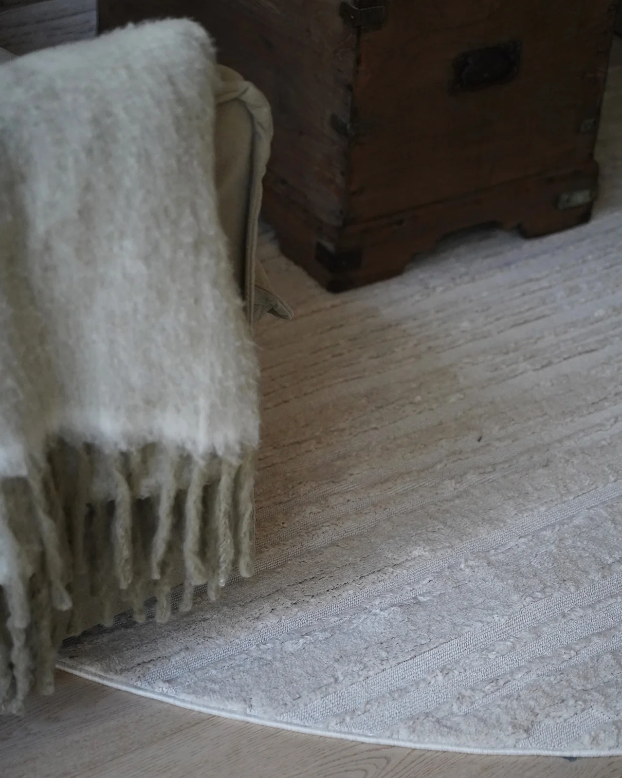 Leilani Ivory Cream Textured Round Rug - Image 4