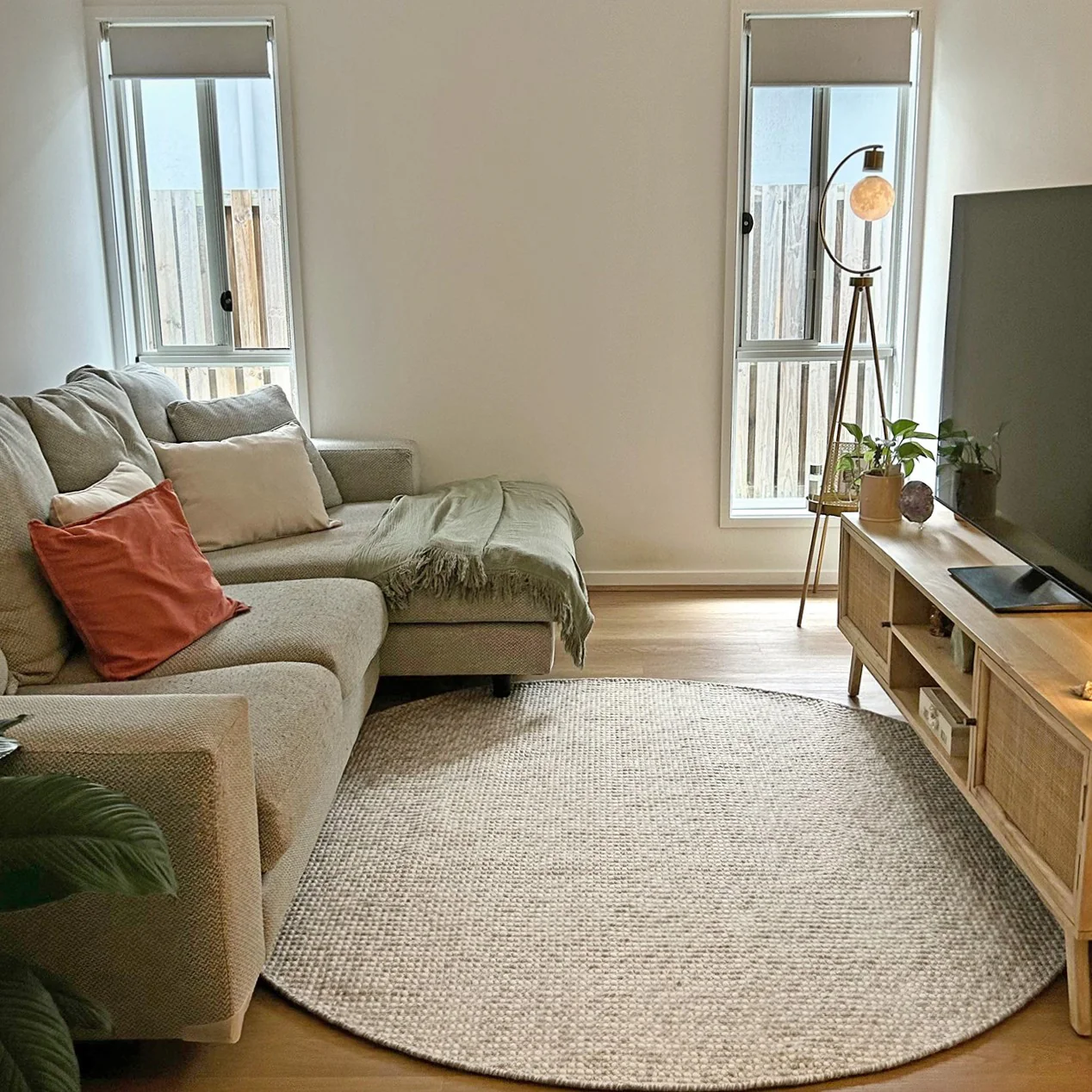Mallory Marbled Cream and Grey Chunky Wool Round Rug - Image 4