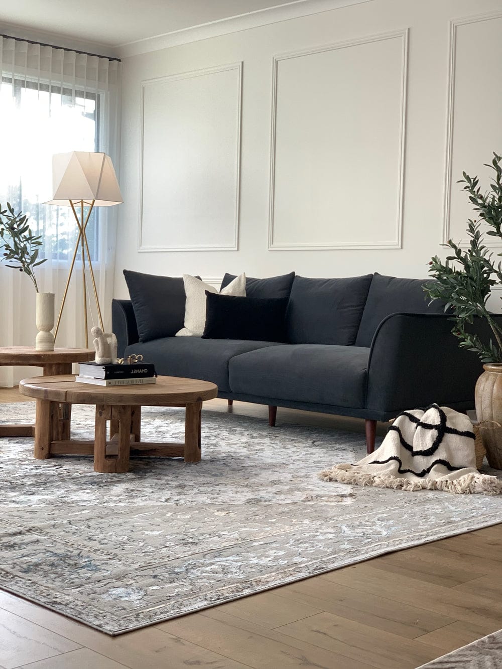 Mira Grey Tan And Blue Lustrous Traditional Rug - Image 4