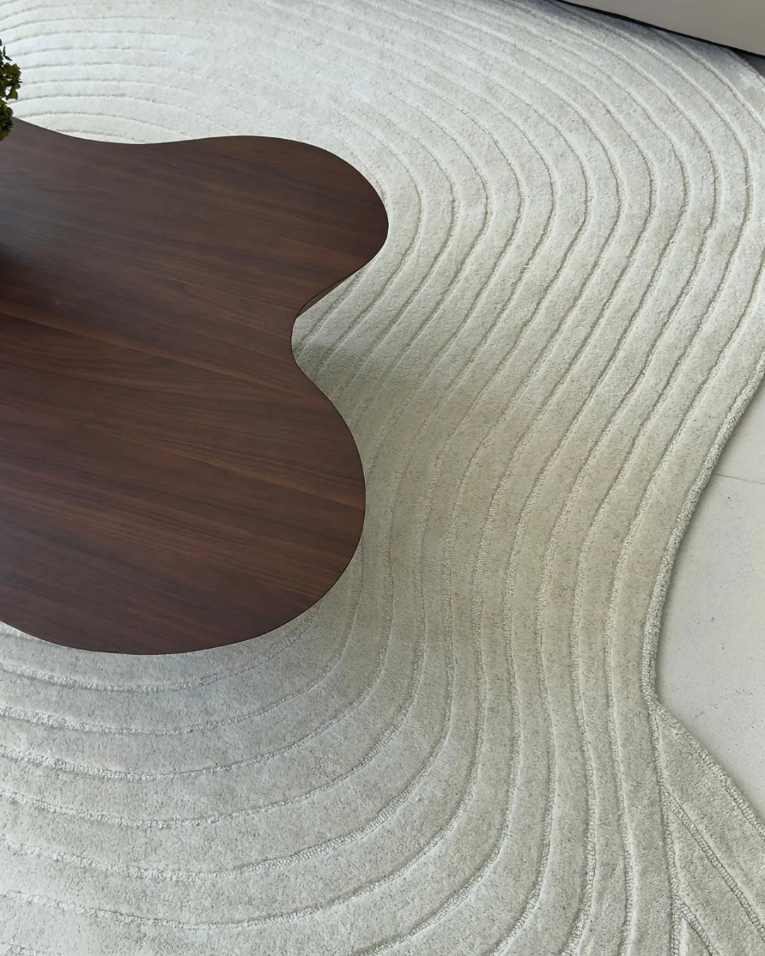 Nafiya Cream Modern Hand-Tufted Wool Rug - Image 4