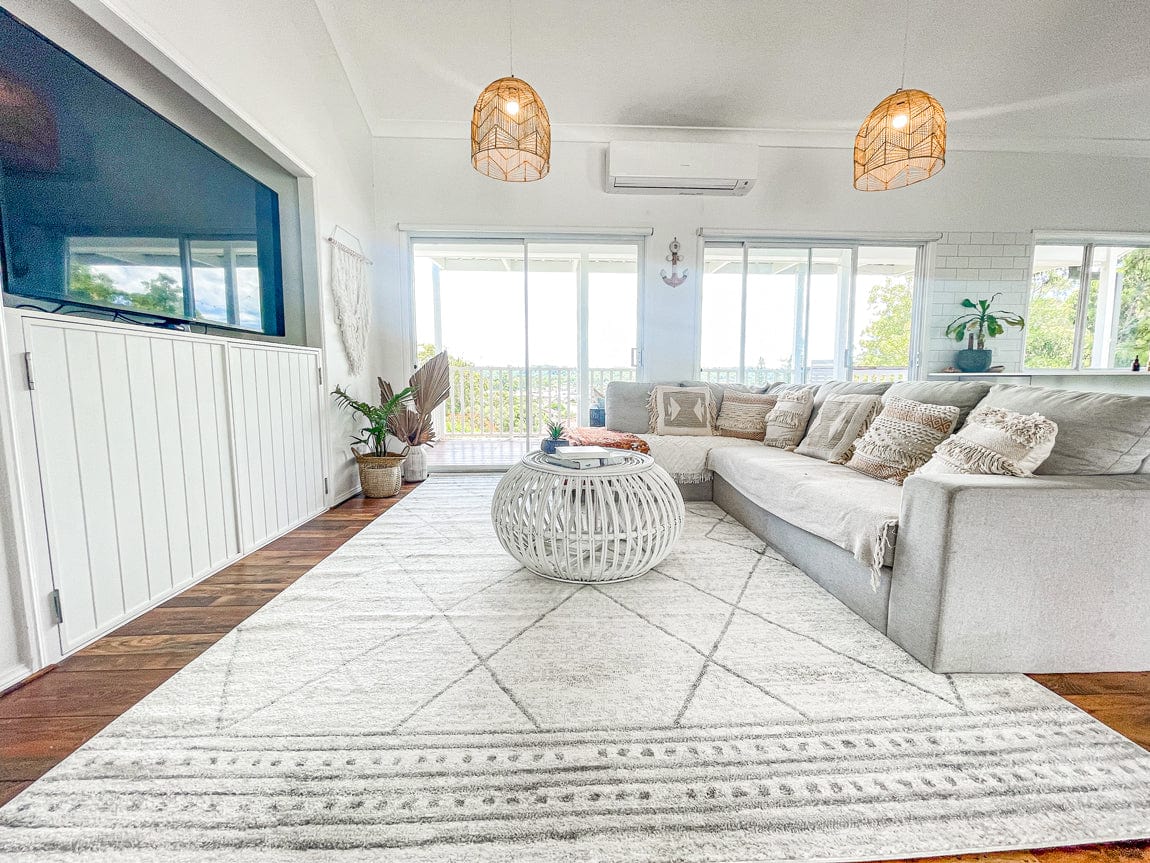 Naroa Grey and Ivory Diamond Tribal Rug - Image 3