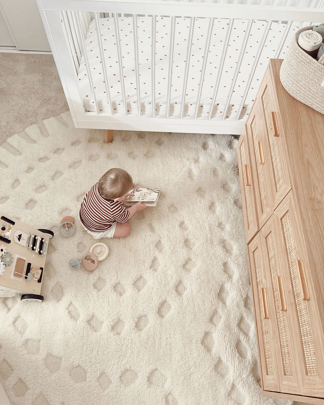 Omega Ivory Abstract Tribal Round Rug - Image 2