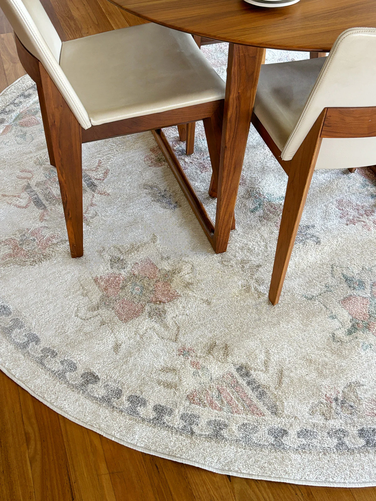Pebblebrook Cream and Pink Traditional Round Rug - Image 3