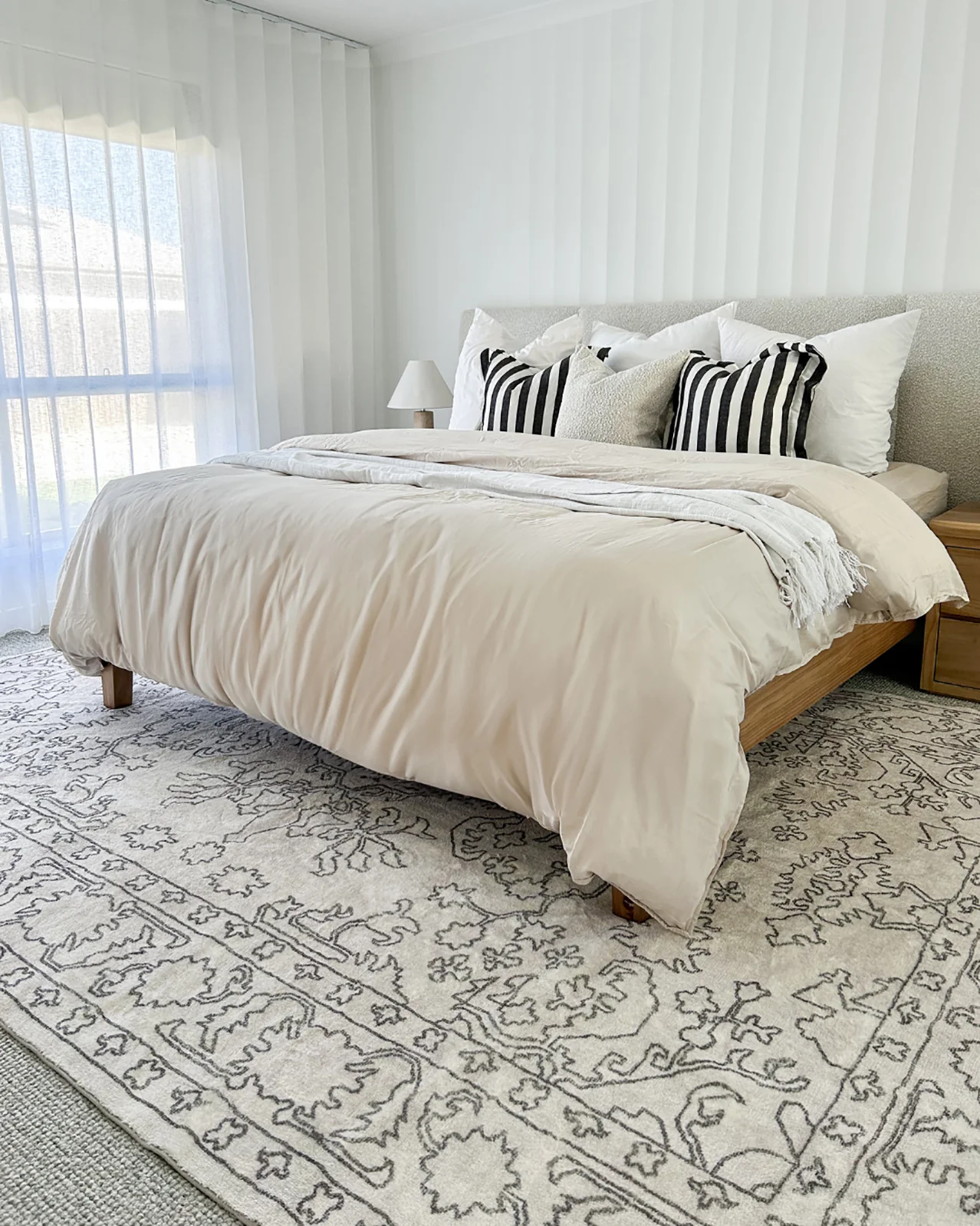 Rosalie Grey Cream Traditional Distressed Washable Rug - Image 2