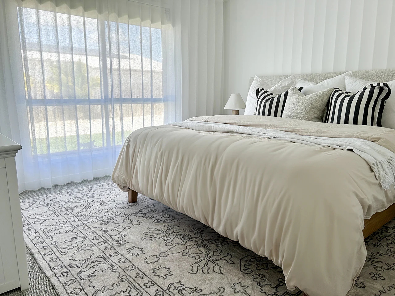 Rosalie Grey Cream Traditional Distressed Washable Rug - Image 3