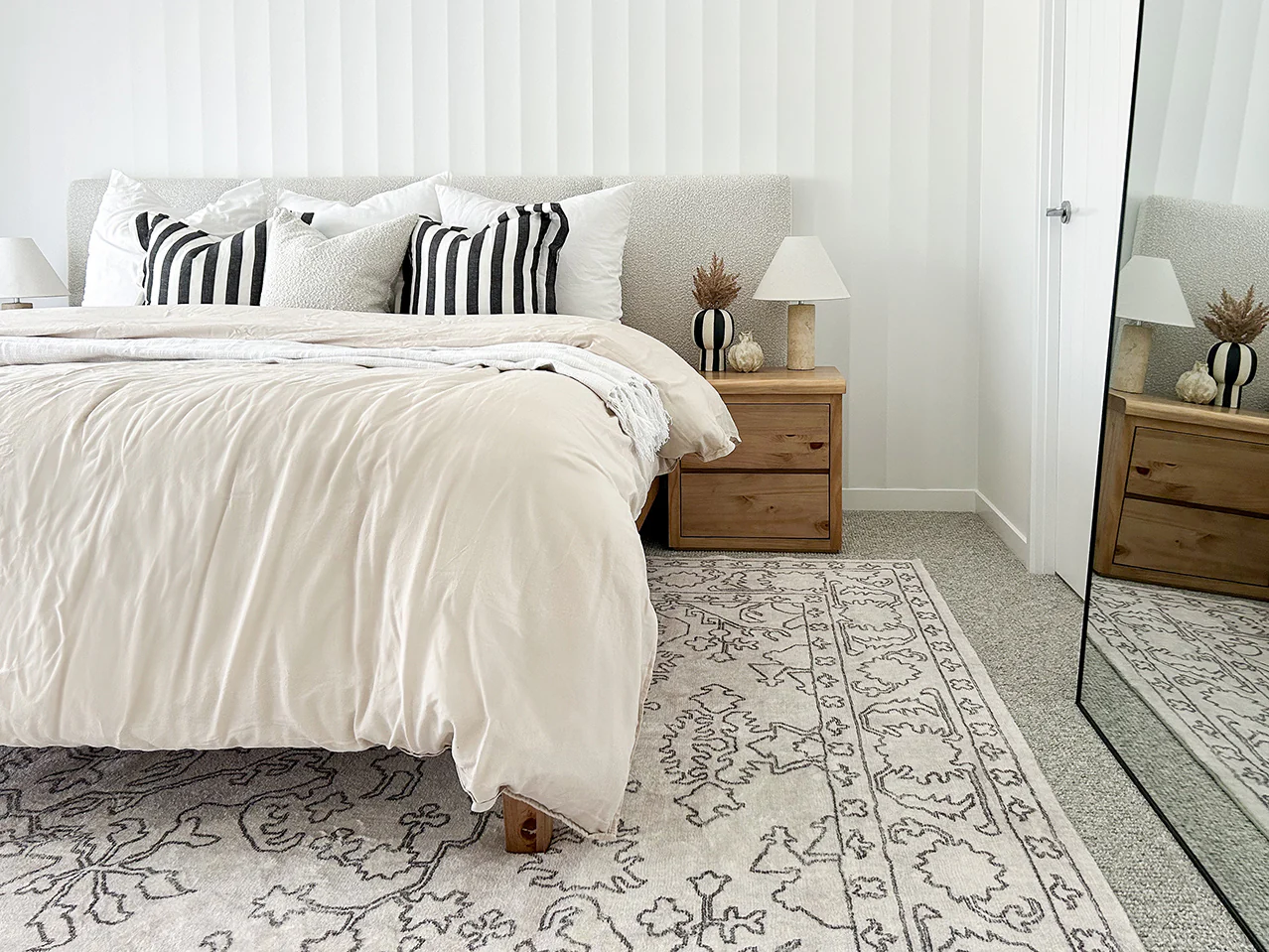 Rosalie Grey Cream Traditional Distressed Washable Rug - Image 4