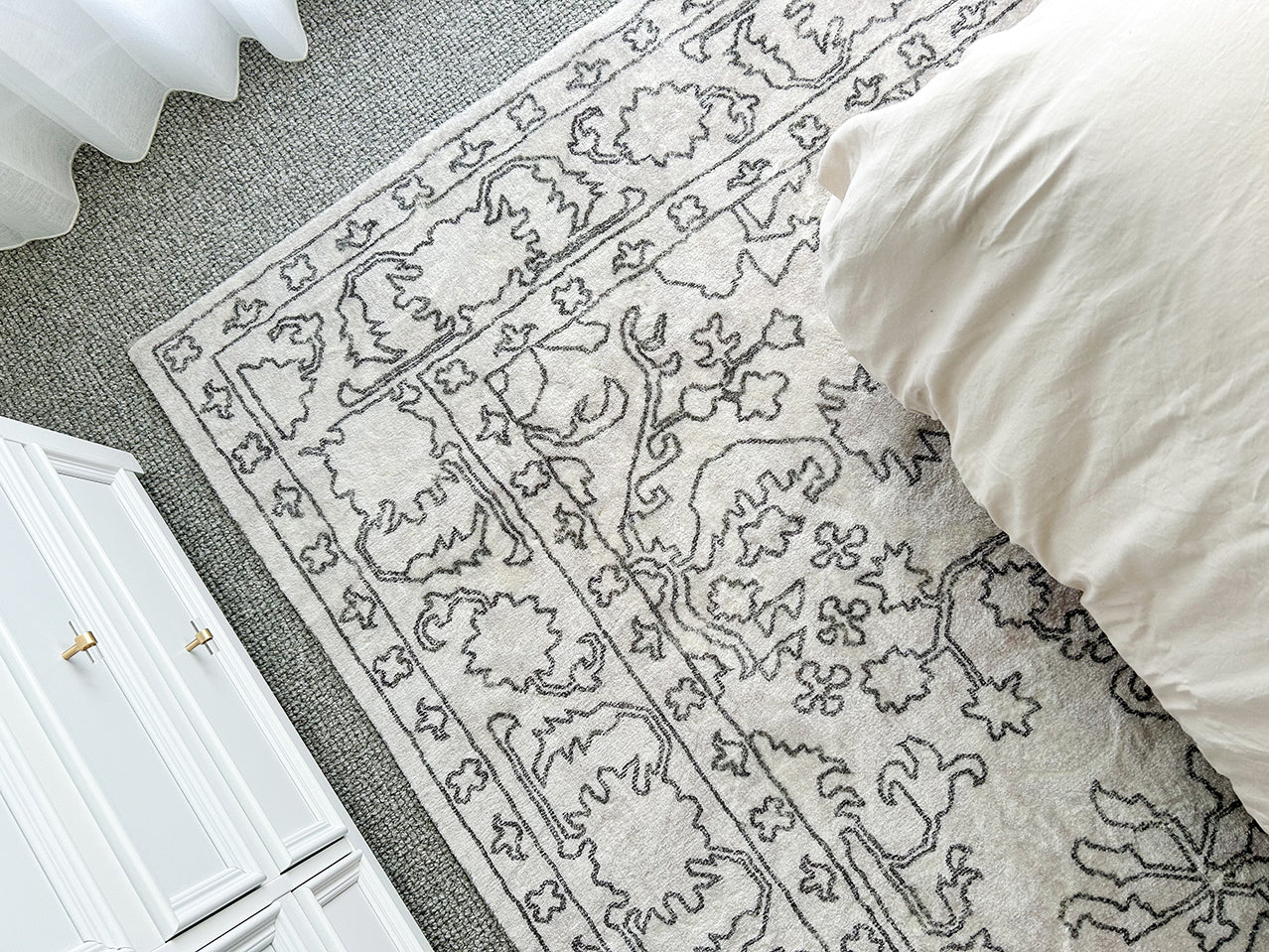 Rosalie Grey Cream Traditional Distressed Washable Rug - Image 8