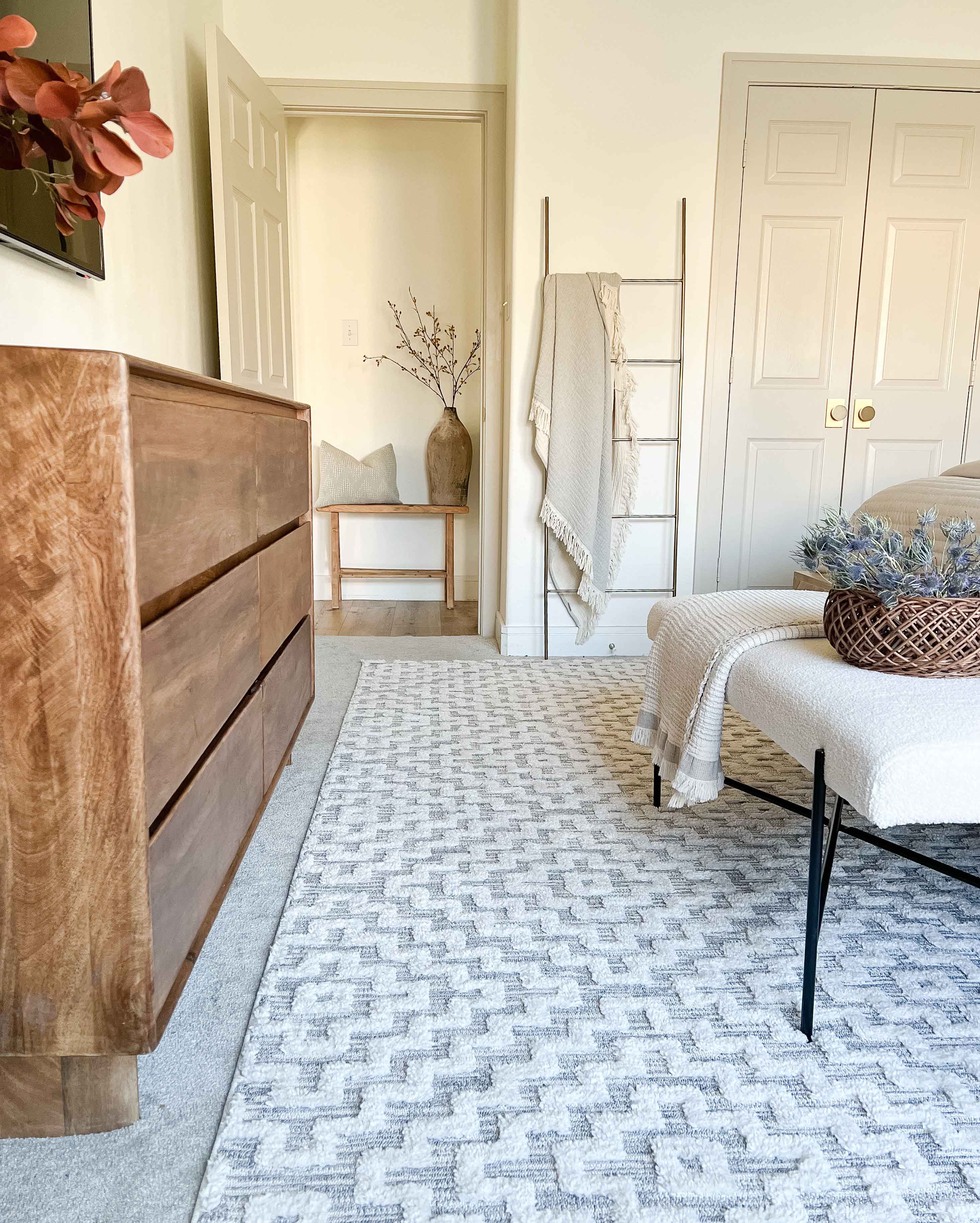 Sarita Ivory and Grey Geometric Textured Rug - Image 15