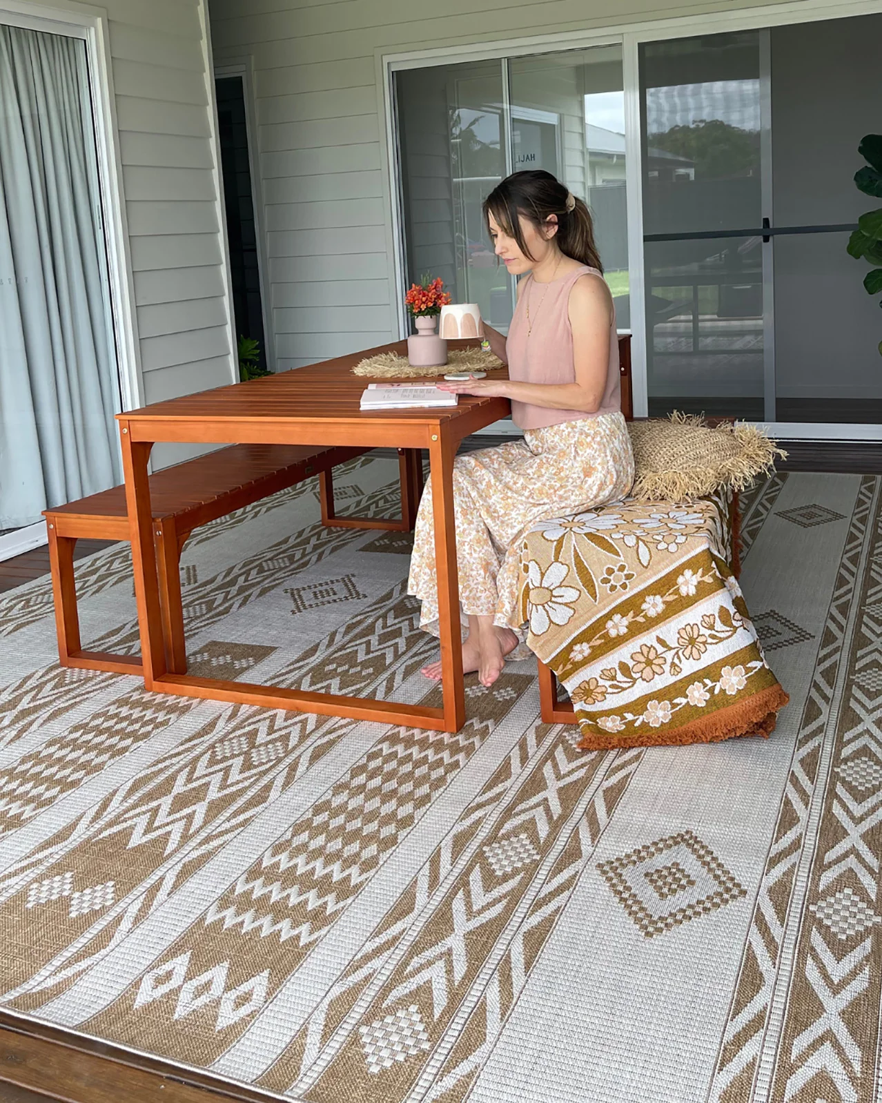 Sitaah Brown and Ivory Tribal Flatweave Indoor Outdoor Rug - Image 3