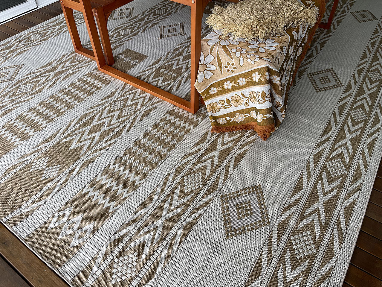 Sitaah Brown and Ivory Tribal Flatweave Indoor Outdoor Rug - Image 5