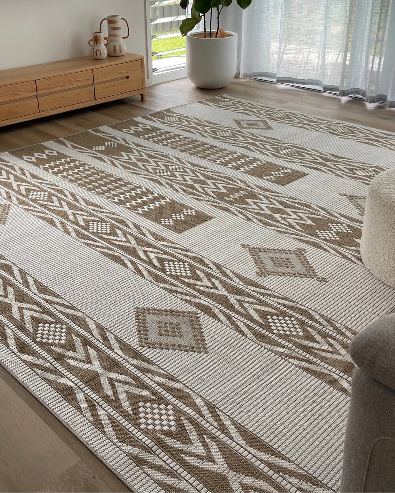 Sitaah Brown and Ivory Tribal Flatweave Indoor Outdoor Rug - Image 6