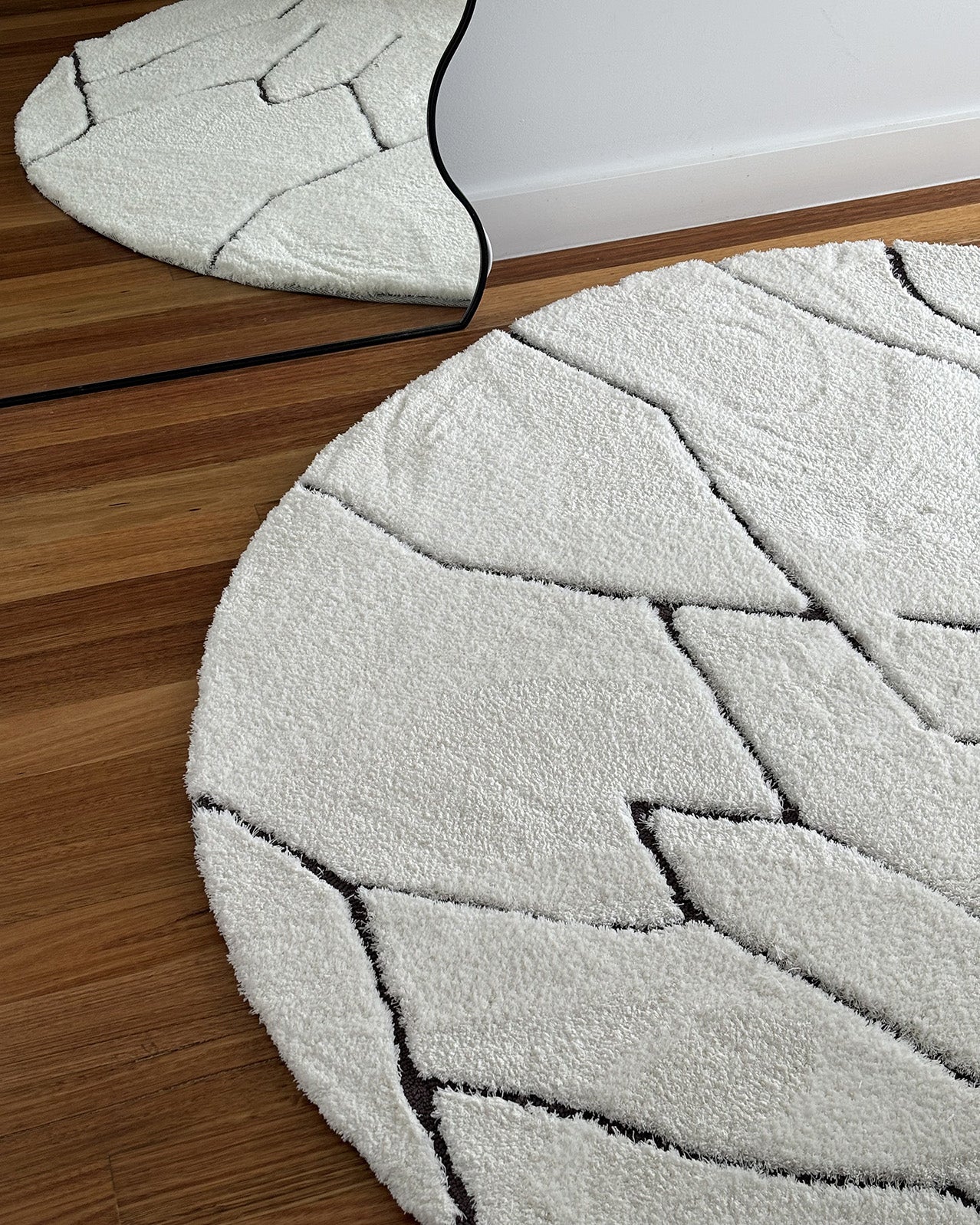 Tahlee Cream and Charcoal Grey Tribal Round Shag Rug - Image 4