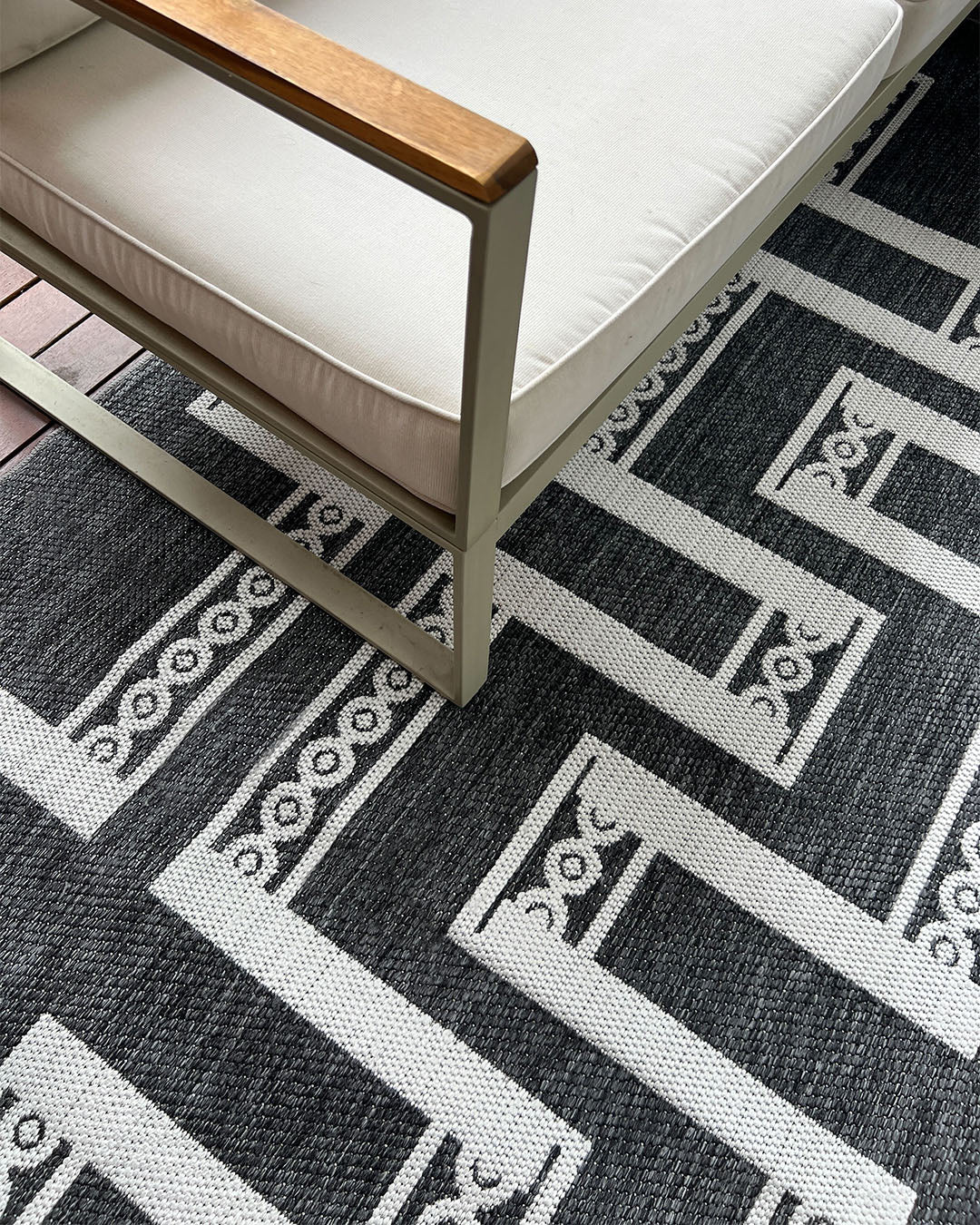 Teyona Charcoal and Ivory Tribal Flatweave Indoor Outdoor Rug - Image 5