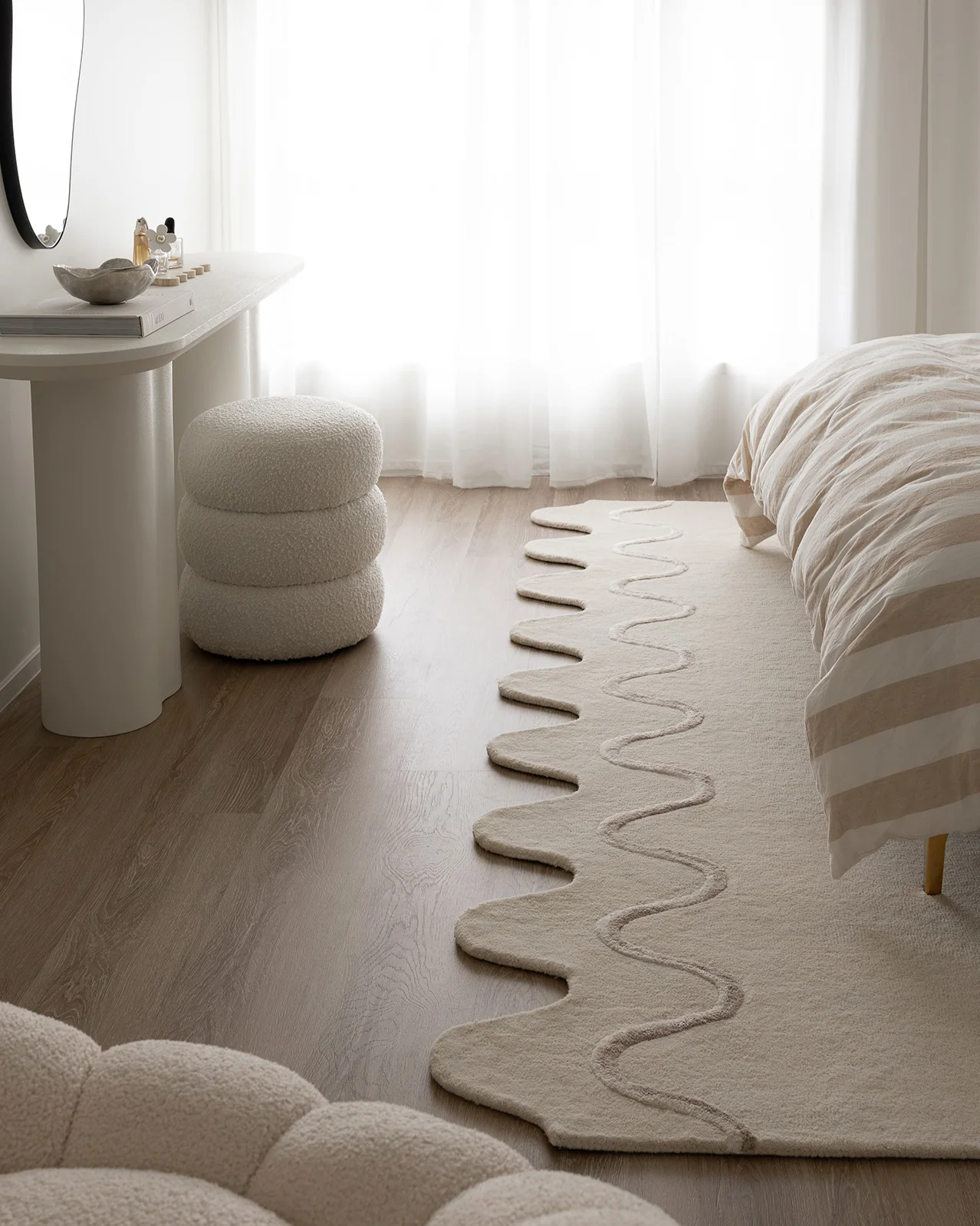 Tippy Cream Scalloped Handmade Wool Rug - Image 3