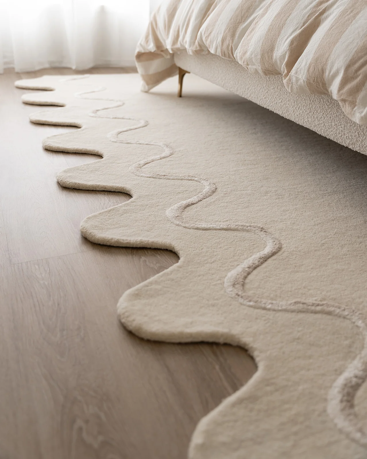 Tippy Cream Scalloped Handmade Wool Rug - Image 4