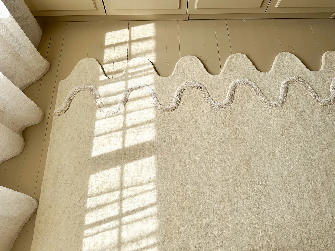 Tippy Cream Scalloped Handmade Wool Rug - Image 7