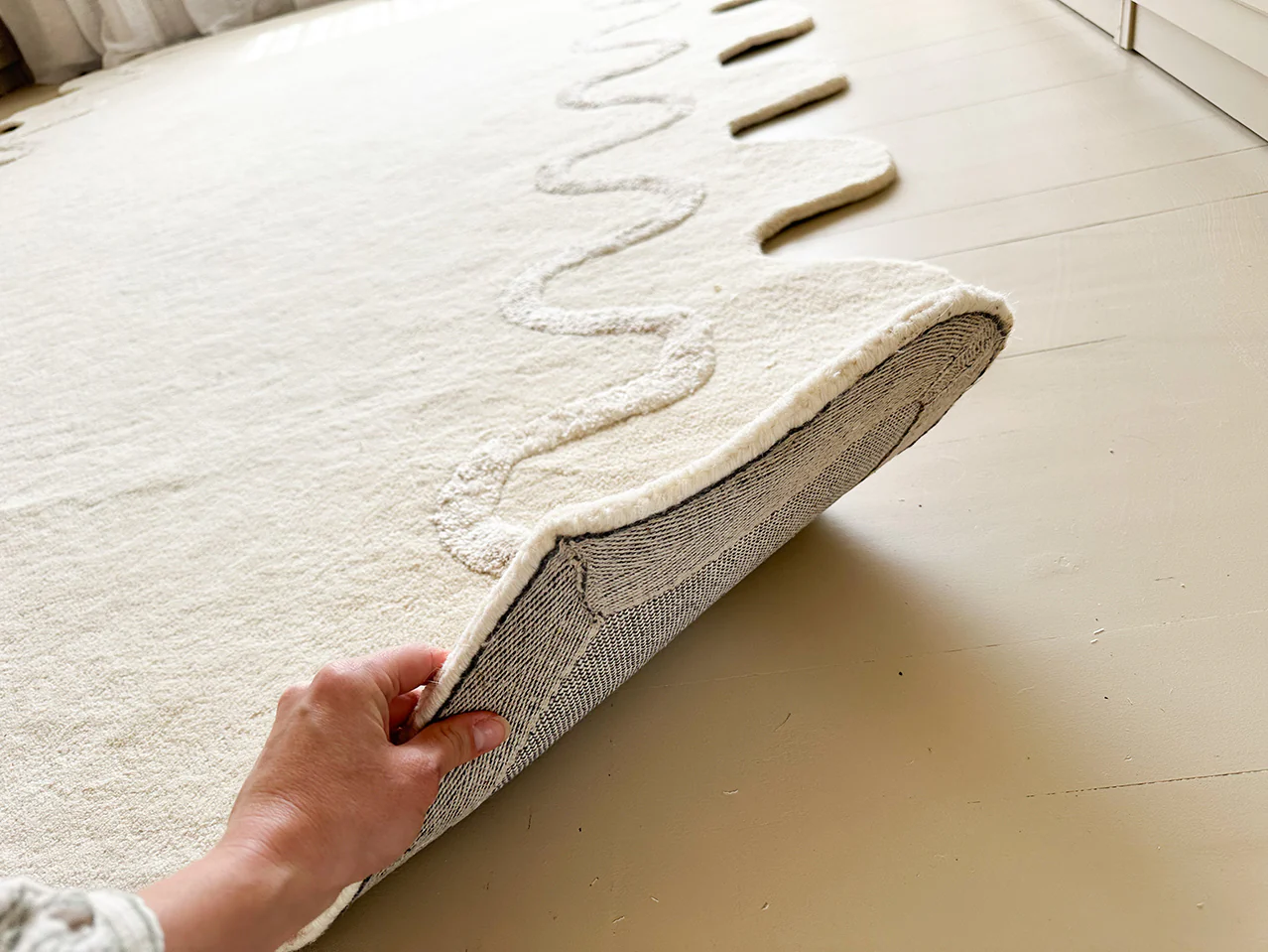 Tippy Cream Scalloped Handmade Wool Rug - Image 8