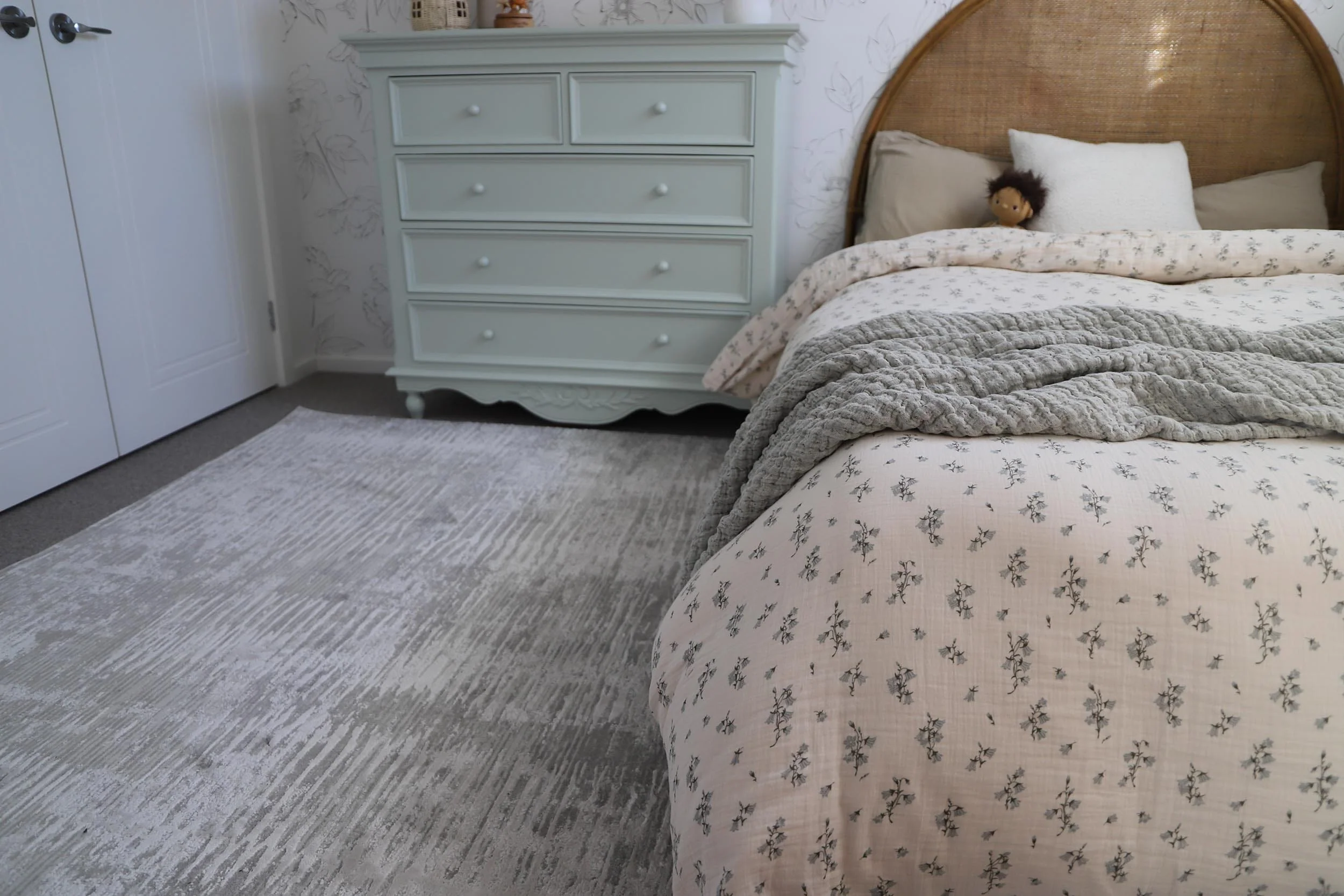 Valerie Ivory and Grey Distressed Tribal Rug - Image 12