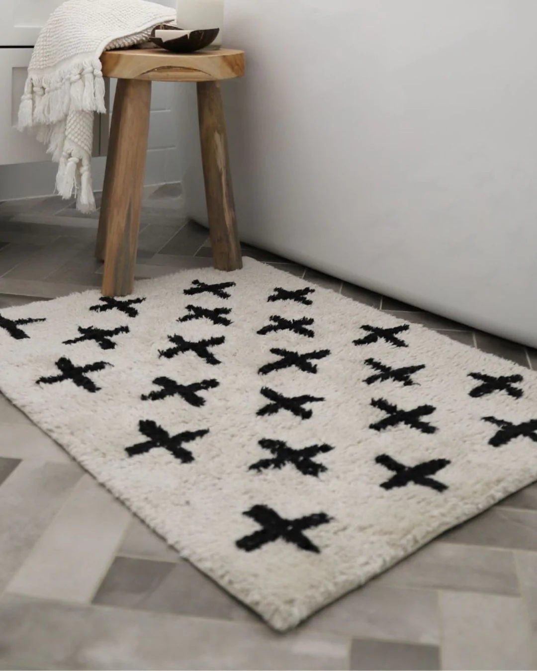 Zelia Black and Ivory Minimal Washable Berber Bath Mat - Image 5