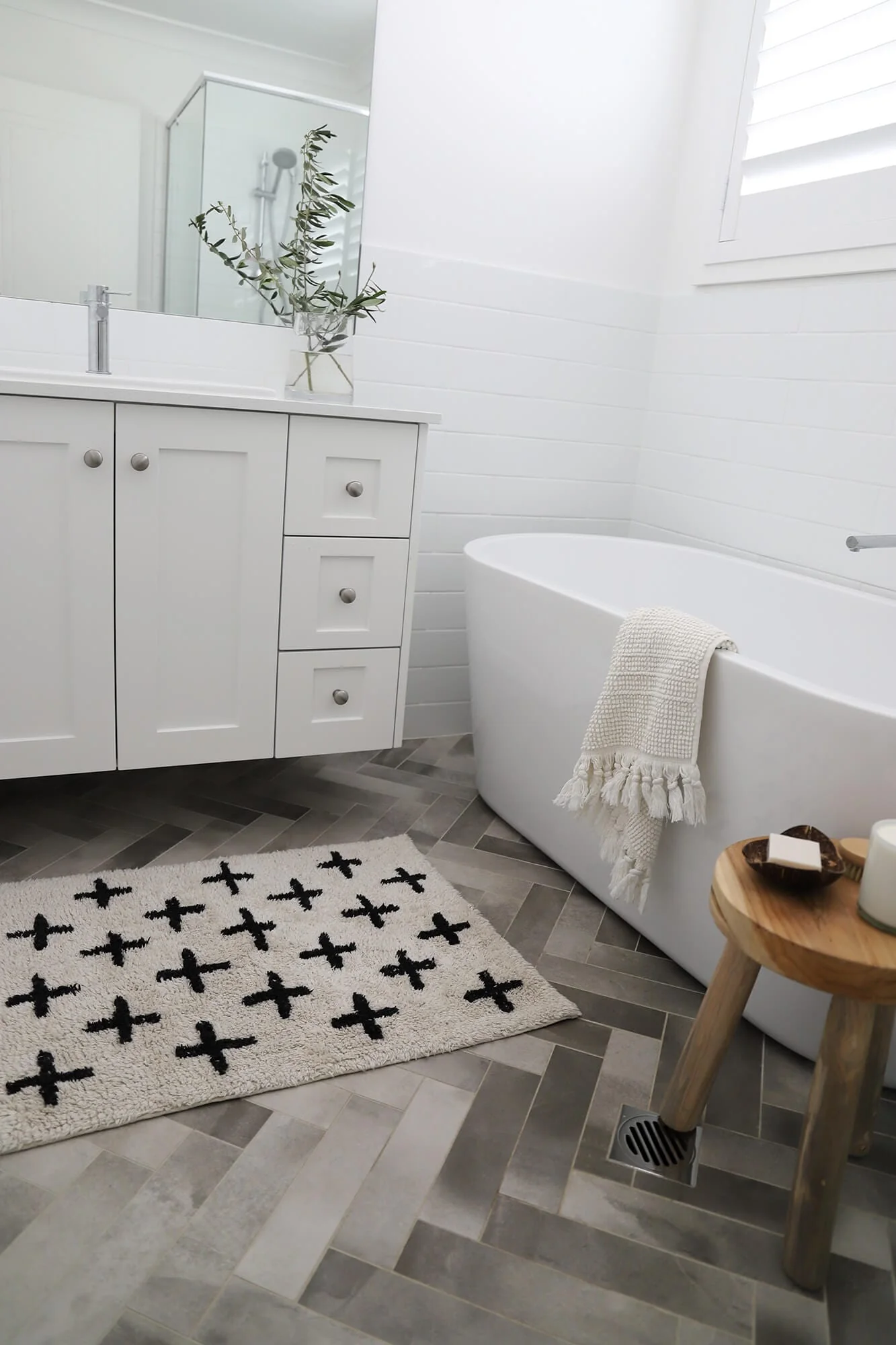 Zelia Black and Ivory Minimal Washable Berber Bath Mat - Image 6