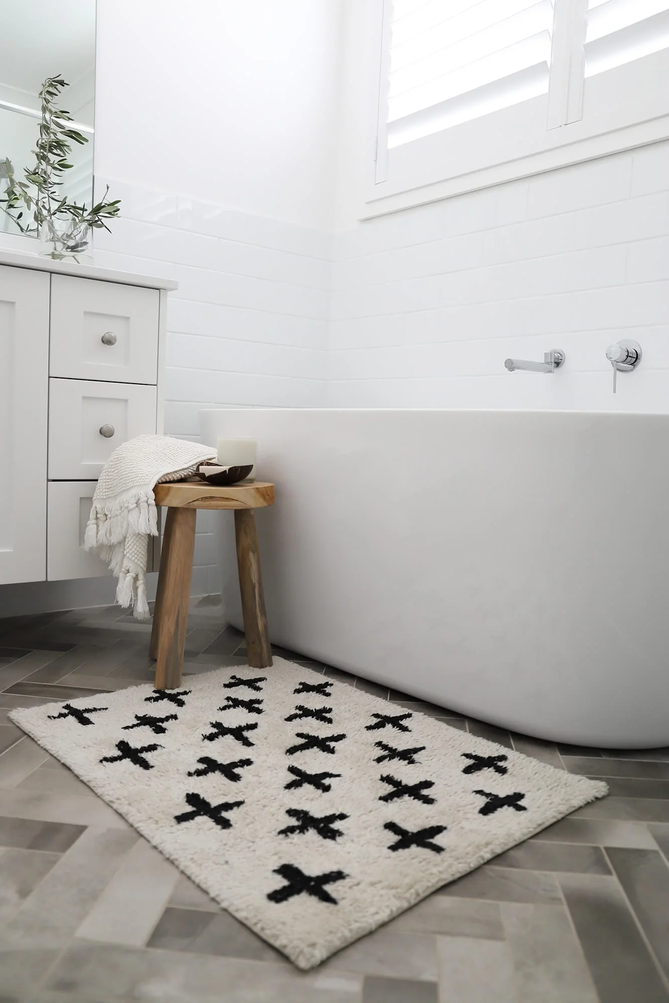 Zelia Black and Ivory Minimal Washable Berber Bath Mat - Image 7