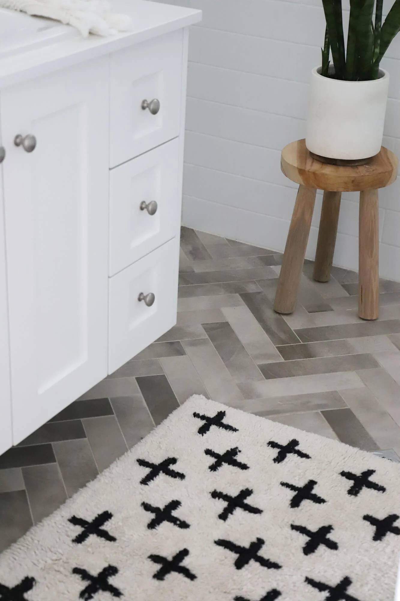 Zelia Black and Ivory Minimal Washable Berber Bath Mat - Image 8