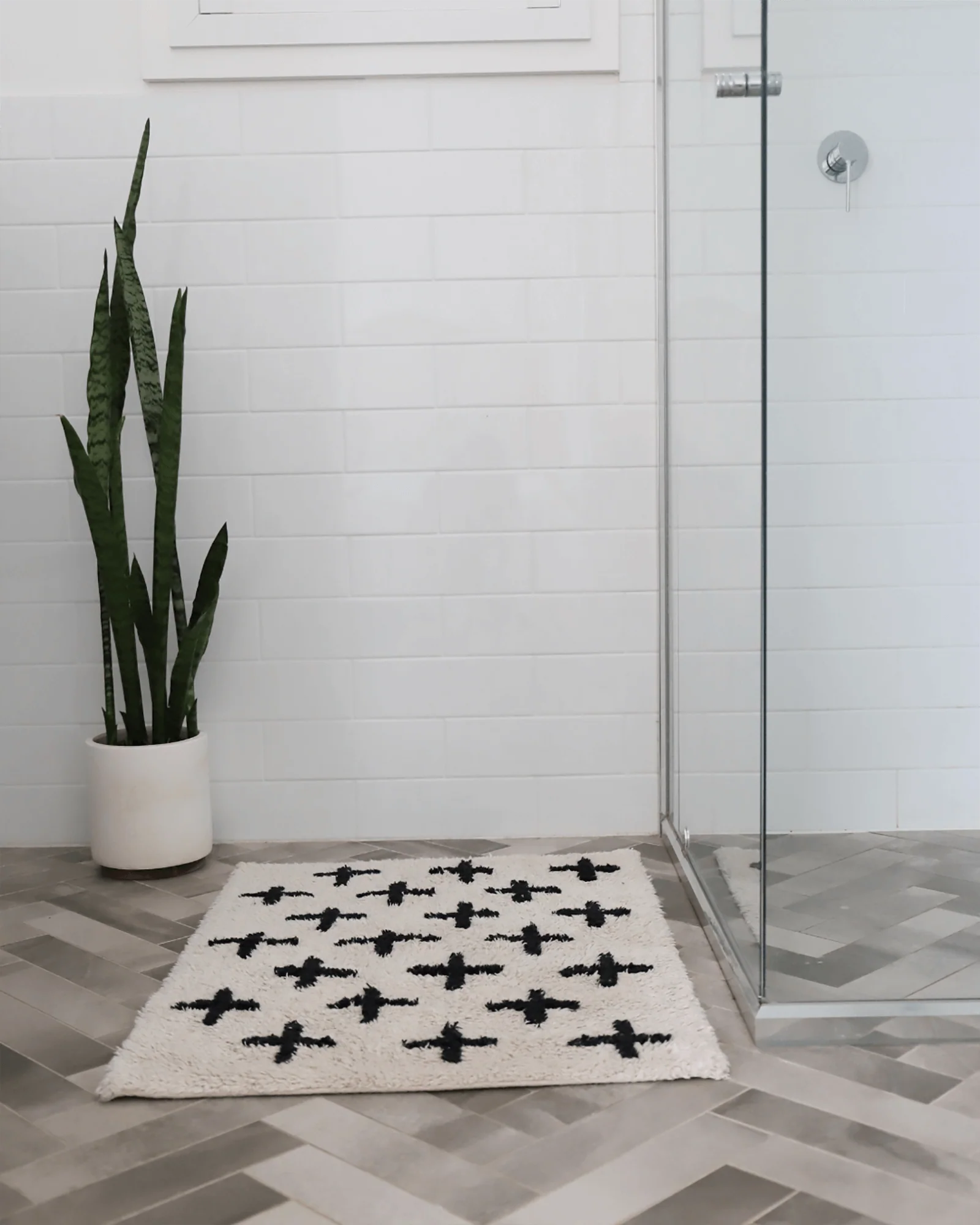 Zelia Black and Ivory Minimal Washable Berber Bath Mat - Image 9